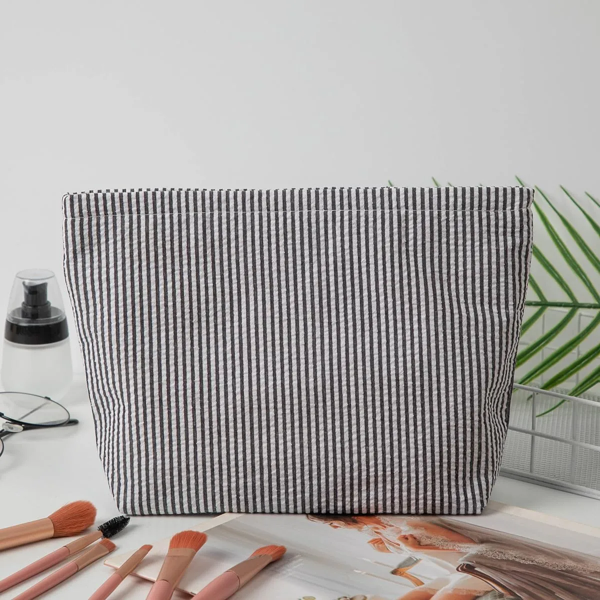 Makeup Bag Cosmetic Bag Travel Toiletry Bag Aesthetic Canvas Organizer Bag Zipper Pouch for Women (black)